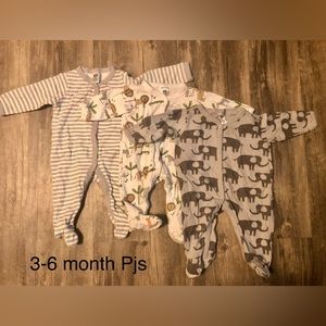 Set of three pajamas!